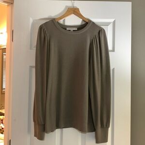 Very soft sweater shirt with slight puffy sleeves